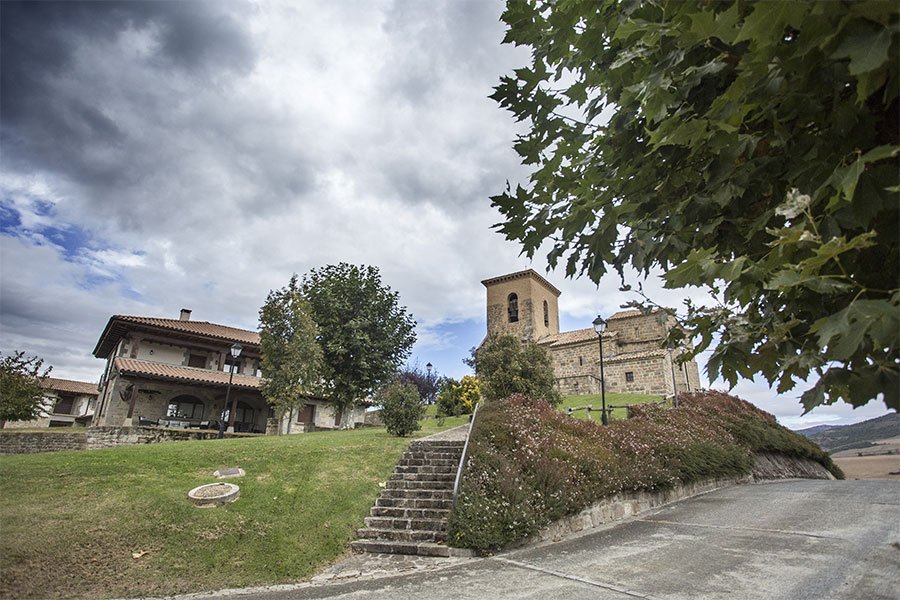 Ustárroz (Uztarrotz en euskera1​) (Ustarrués en romance navarro-aragonés) es una localidad española de la Comunidad Foral de Navarra perteneciente al municipio del Valle de Egüés.